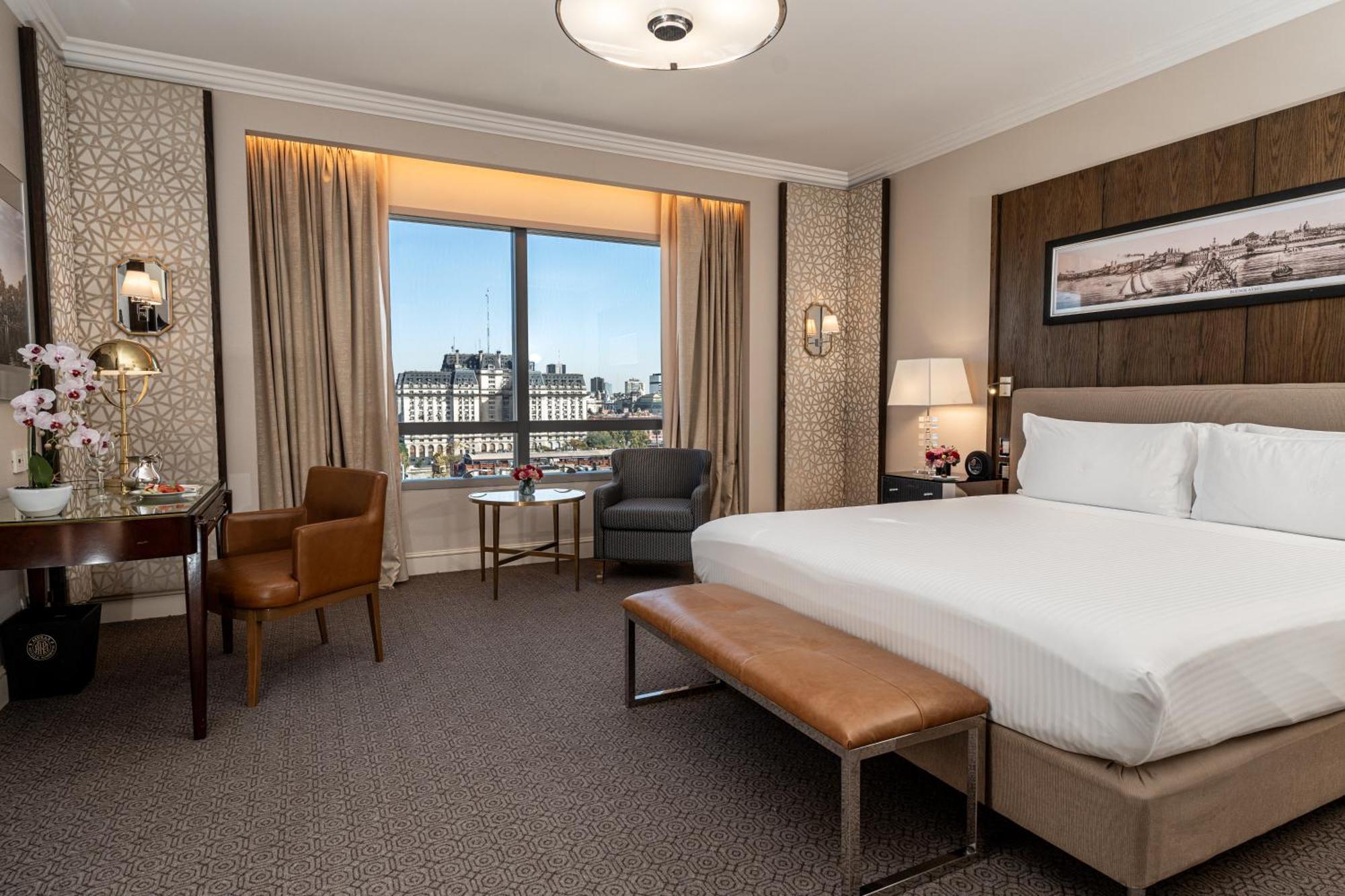 Alvear Icon Hotel Buenos Aires Exterior foto A guest room at the Four Seasons Hotel London at Park Lane