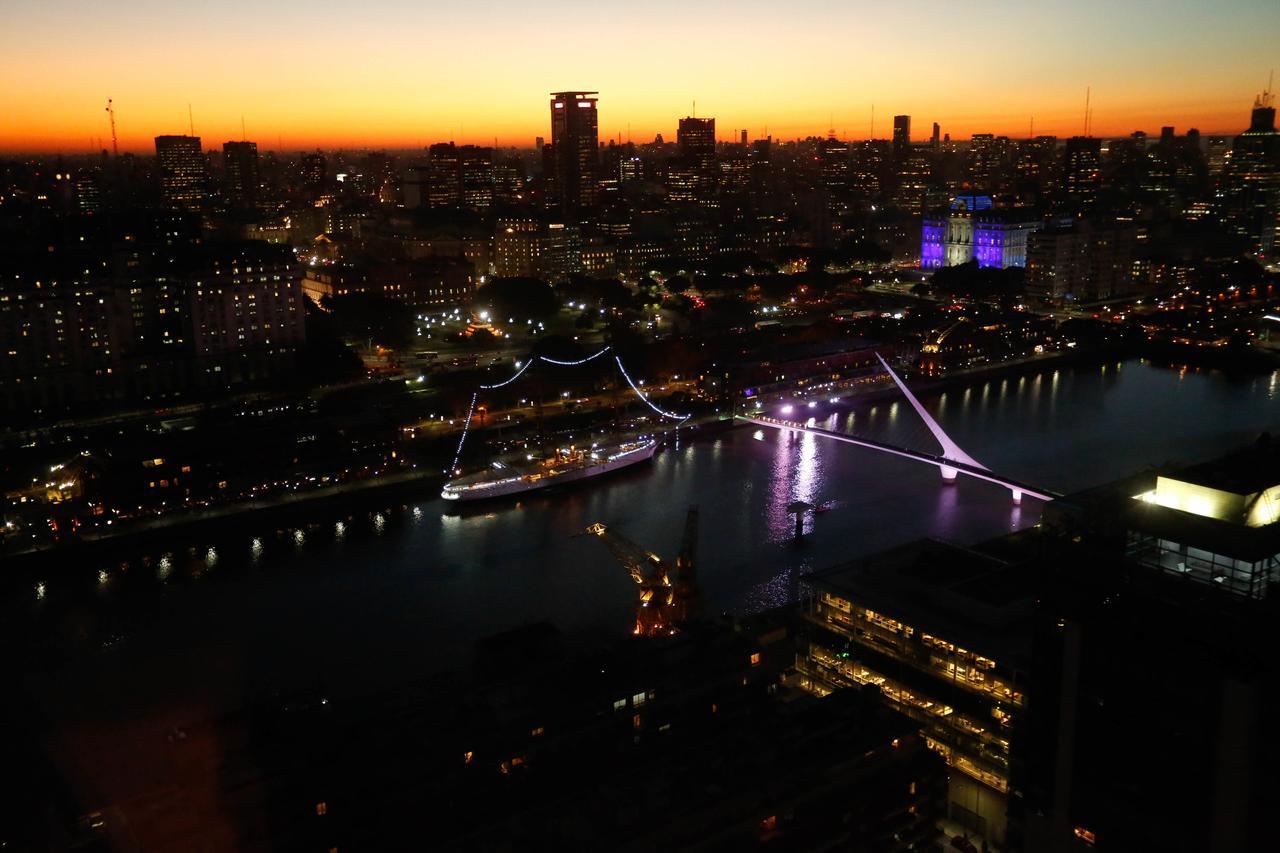 Alvear Icon Hotel Buenos Aires Exterior foto Brisbane CBD at night